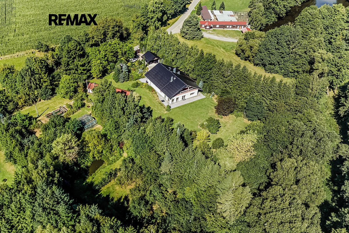 Prodej rodinného domu 538 m², pozemek 9092 m²
